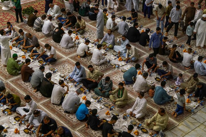 برپایی سفره اکرام ولادت حضرت رسول(ص) در حرم امیرالمومنین(ع)