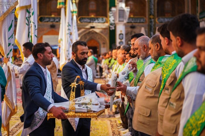 برپایی سفره اکرام ولادت حضرت رسول(ص) در حرم امیرالمومنین(ع)