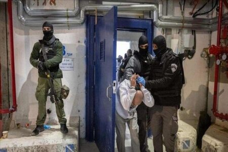 حمله نظامیان صهیونیست به اسرای فلسطینی و غارت اموال آنها 