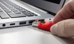 علامت D کنار پورت USB به چه معنایی است؟