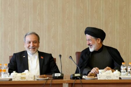نشست هم اندیشی جمعی از استادان و فضلای حوزه علمیه قم با عراقچی