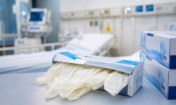 هشدار تولیدکنندگان: واردات دستکش پزشکی، تولید داخل را زمین‌گیر می‌کند