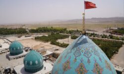 پرچم انتقام و خونخواهی بر فراز گنبد مساجد کشور به اهتزاز درمی آید