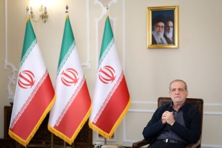 پزشکیان: اگر با مردم باشیم، هیچ قدرتی نمی‌تواند زمین‌گیرمان کند