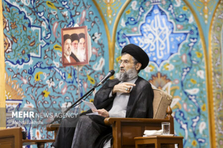 حسینی قمی:آیت‌الله شبیری زنجانی علم رابا تواضع وخدمت به مردم همراه کرد