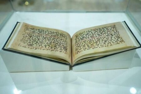 نمایش قرآن کریم منسوب به امیرالمومنین (ع) در نمایشگاه کتاب بغداد