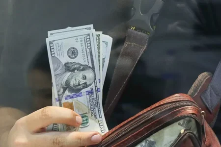 پایان تغییرات آزادانه ارز مسافری؛ ضوابط جدید بانک مرکزی ابلاغ شد