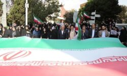 پرچم جمهوری اسلامی، محور وحدت و نماد ایستادگی در برابر بدخواهان است