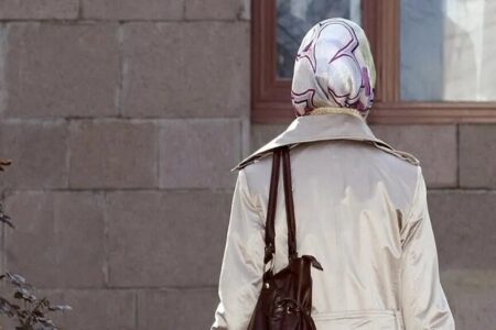 یک معلم در بلژیک به دلیل خودداری از برداشتن حجاب اخراج شد